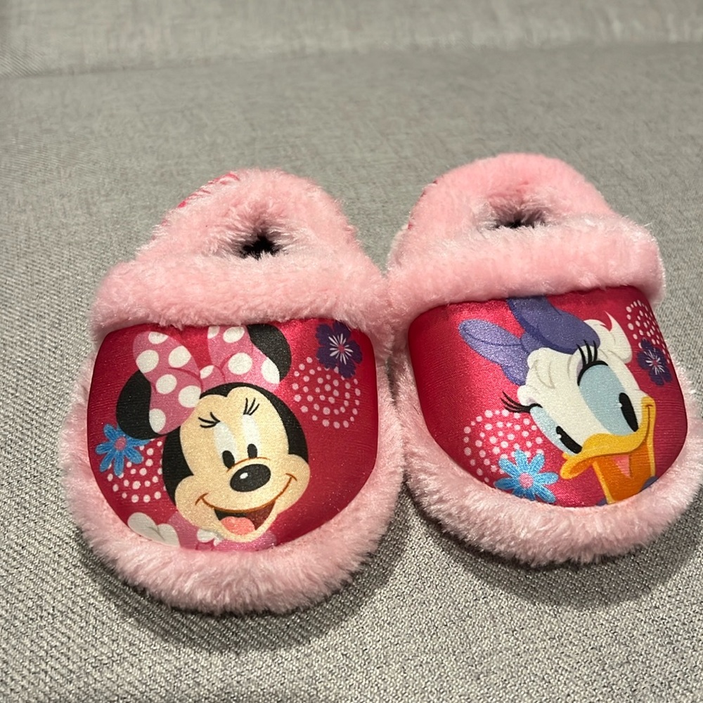 Minnie Mouse and Daisy Duck fur slipper size 5/6. New with no tags.